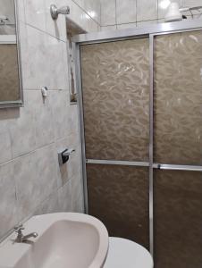 Koupelna v ubytování QUARTO COM COZINHA E CHURRASQUEIRA PARa ATÉ 7 PESSOAS A SÓ 600 METROS DA BASÍLICA