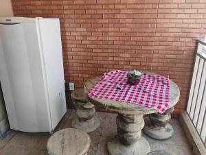 Fotografie z fotogalerie ubytování QUARTO COM COZINHA E CHURRASQUEIRA PARa ATÉ 7 PESSOAS A SÓ 600 METROS DA BASÍLICA v destinaci Aparecida