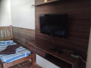TV a/nebo společenská místnost v ubytování QUARTO COM COZINHA E CHURRASQUEIRA PARa ATÉ 7 PESSOAS A SÓ 600 METROS DA BASÍLICA + 3 fotografie