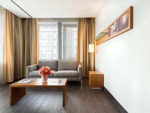 Posezení v ubytování Pullman Eindhoven Cocagne