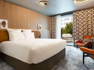 Pullman Lyon客房内的一张或多张床位