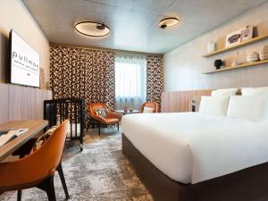 Pullman Lyon客房内的一张或多张床位