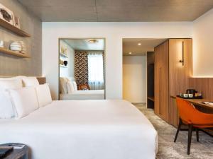 Pullman Lyon客房内的一张或多张床位