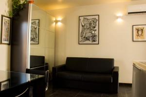 a black couch in a room with a mirror at B&B Il Vicoletto - Vitulazio in Vitulazio +1 photo