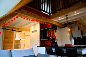 a living room with a table and some red lights at Alp-osud in Les Orres