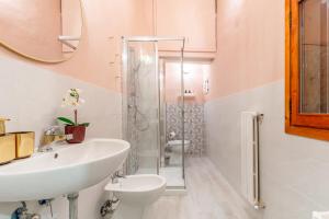 łazienka z umywalką i prysznicem w obiekcie Wine Apartments Florence Sangiovese we Florencji +37 zdjęć