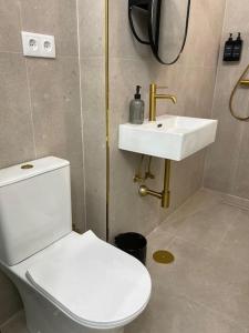 カマスにあるBeautiful Rooms Nº2の白いトイレと洗面台のあるバスルーム