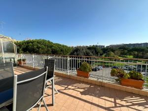 un balcone con piante in vaso e una recinzione di Terrazza sul Parco a Roma