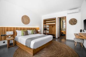 Katil atau katil-katil dalam bilik di Nayanika 5 BR Private Pool Villa with Ricefield view CYN +16 gambar
