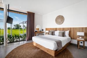 Katil atau katil-katil dalam bilik di Nayanika 5 BR Private Pool Villa with Ricefield view CYN