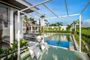 Kolam renang di atau dekat dengan Nayanika 5 BR Private Pool Villa with Ricefield view CYN