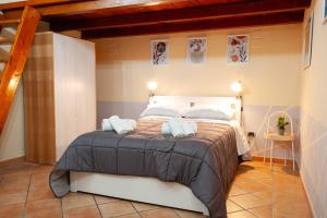 una camera da letto con un letto grande in una stanza di Ciao Home a Napoli