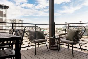 Balcone o terrazza di Luxurious Escape - Walk to Empower Field - Tesoro