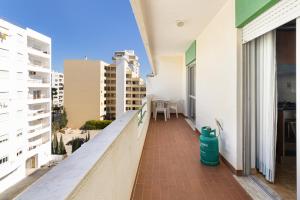 un balcon d'un bâtiment avec une bouche de feu bleu dans l'établissement Paula Bela by Garvetur, à Quarteira