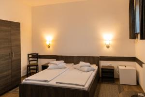 Postel nebo postele na pokoji v ubytování Hotel Tranzit + 37 fotografií