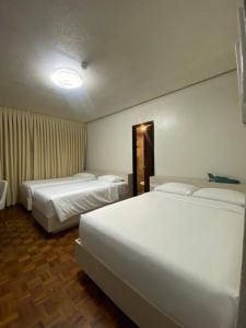 Postel nebo postele na pokoji v ubytování Honey Suite Room Inside Bee Cafe Cebu at Ayala Area + 11 fotografií