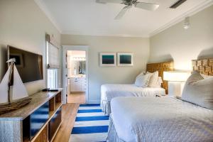 une chambre d'hôtel avec deux lits et une télévision à écran plat dans l'établissement Beachy Bungalow, à Santa Rosa Beach 38 autres photos