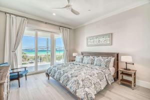 パナマ・シティ・ビーチにあるThe Sundownerの海の見えるベッドのある寝室 +37枚の写真