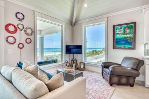 パナマ・シティ・ビーチにあるThe Sundownerのソファと椅子のあるリビングルーム