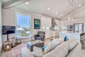 パナマ・シティ・ビーチにあるThe Sundownerのソファとキッチンのあるリビングルーム