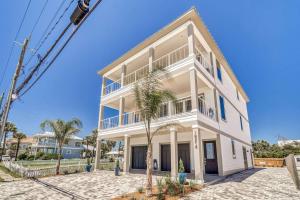 パナマ・シティ・ビーチにあるThe Sundownerのヤシの木が目の前に広がる白い家