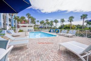 Bazén v ubytování Designer Gulf Place Condo nebo v jeho okolí