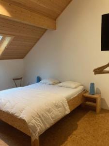a bedroom with a bed and a flat screen tv at Grande location de vacances - consulte mon calendrier sur whts ap!! in Malmedy