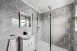 グレーブゼンドにあるLarge 3 Bed Home With Double Driveway & Gardenの洗面台とシャワー付きのバスルーム +34枚の写真