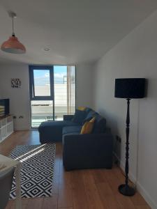 Posezení v ubytování Lovely Stylish 2 bedroom serviced apartment in Sheffield FREE WiFi