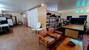 a large living room with a table and chairs at Rainy's house ห้องพักขนาดใหญ่สำหรับครอบครัวและกลุ่มเพื่อน เงียบสงบและอบอุ่นใจกลางย่านนิมมาน in Chiang Mai