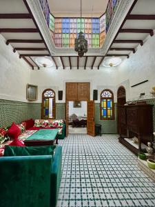 - un salon avec un canapé et un plafond en vitraux dans l'établissement Riad Saffron, à Rabat