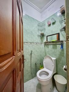 une salle de bain avec toilettes et douche dans l'établissement Riad Saffron, à Rabat