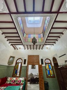 d'un salon avec un plafond en verre teinté dans l'établissement Riad Saffron, à Rabat