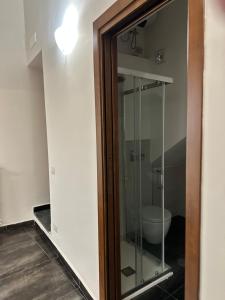 下诺切拉BORGO Sant Angelo in grotta的带卫生间的浴室的玻璃门 更多20张照片