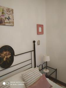 ein Schlafzimmer mit einem Bett und einem Bild an der Wand in der Unterkunft VILLA Mamuki - habitación doble in Prezanes