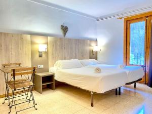 Postel nebo postele na pokoji v ubytování Hostal La Cabanya