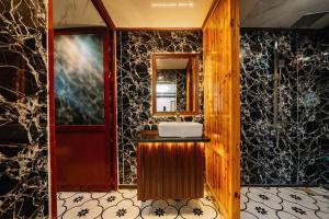 un baño con lavabo y espejo en ADUTA CRUISE, en Cat Ba 48 fotos más