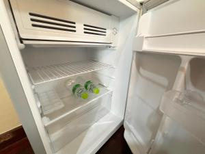 Klong ToiApamet Hotel Sukhumvit 55的门上装有饮品的开放式冰箱