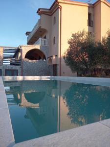 una piscina frente a una casa en Bed & Breakfast Tonivale, en Skrbčići