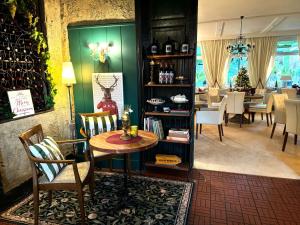 a room with a table and chairs and a dining room at Schifferkrug Hotel & Weinstube in Celle