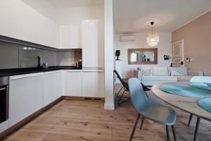 eine Küche und ein Wohnzimmer mit Tisch und Stühlen in der Unterkunft Hilltop Hideaway in Cospicua
