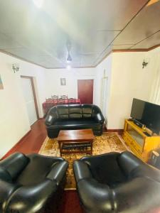 O zonă de relaxare la Airport Rest Family cottage