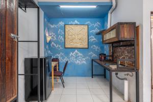 Dapur atau dapur kecil di Senyum Bali Inn 1BR Sanur