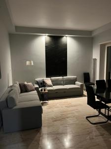 salon z kanapą i stołem w obiekcie Appartamento Nero Nettuno w mieście Nettuno