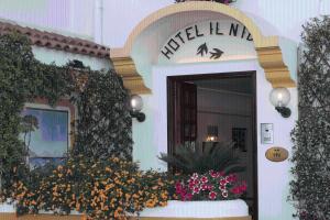 a building with a sign that reads meet la inn at Hotel Il Nido in Amalfi