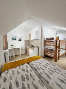 Postel nebo postele na pokoji v ubytování Vila Aurora , 50m od Gondole Brzece