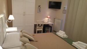 - une chambre avec un lit, un bureau et une table dans l'établissement B&B Mediterranea Sea House, à Montesilvano