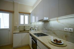 una cocina con un plato de comida en una barra en central elegant apartment in koukaki,near acropoli, en Atenas