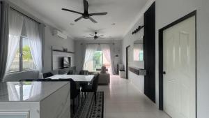 TV a/nebo společenská místnost v ubytování DVilla Guesthouse Langkawi