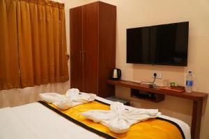 Postel nebo postele na pokoji v ubytování UJ Pallazzio - Business Class Luxury Hotel